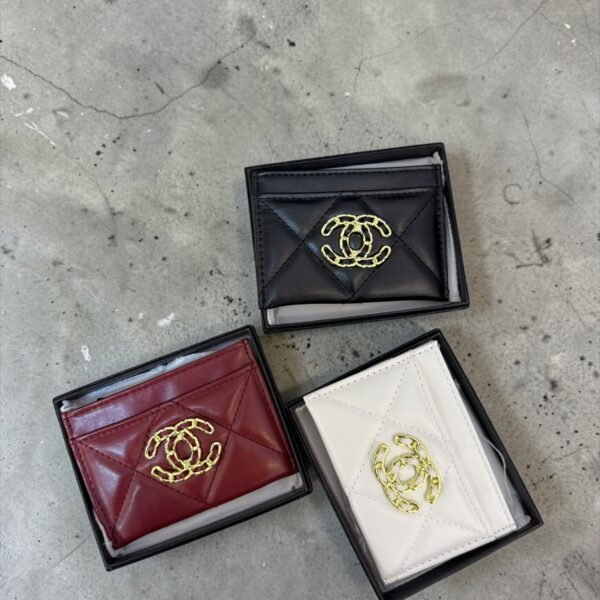 Chanel Holder